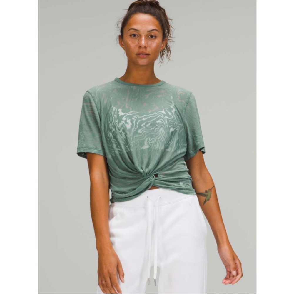 LULULEMON top